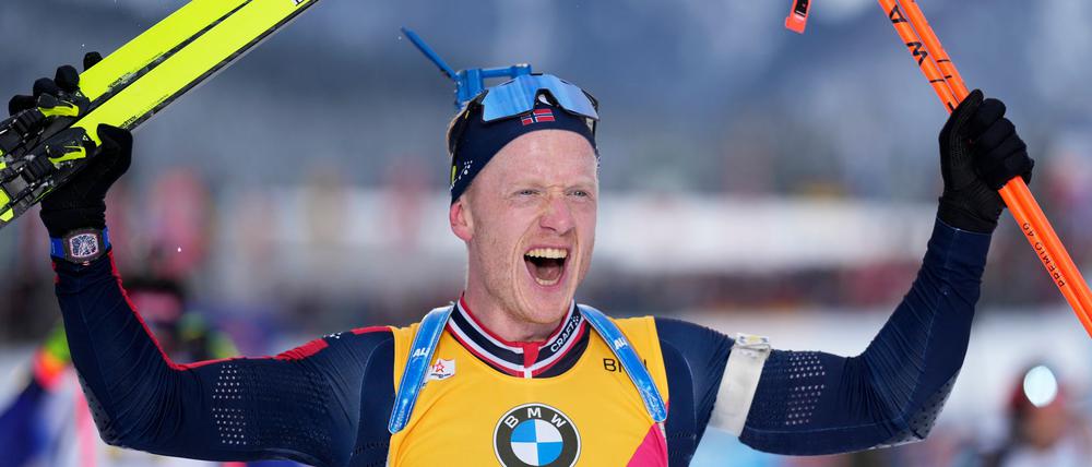Auch Rekordweltmeister Johannes Thingnes Bö staunt über das schnelle Schießen seines jungen Teamkollegen.