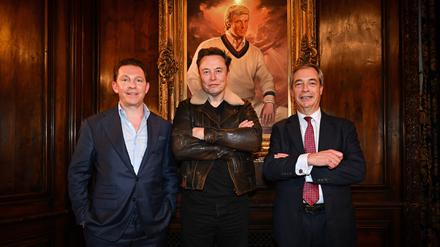 Nigel Farage (r.), Vorsitzender der rechtspopulistischen britischen Partei Reform UK, und sein Schatzmeister Nick Candy (l.), mit Milliardär Elon Musk in Mar-A-Lago, dem Haus des gewählten US-Präsidenten Donald Trump – den das Gemälde im Hintergrund zeigt.
