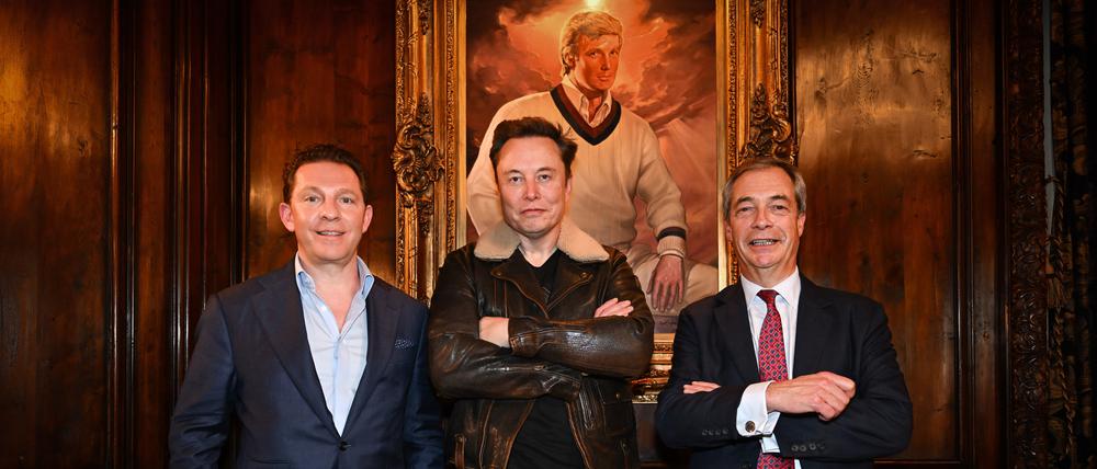 Nigel Farage (r.), Vorsitzender der rechtspopulistischen britischen Partei Reform UK, und sein Schatzmeister Nick Candy (l.), mit Milliardär Elon Musk in Mar-A-Lago, dem Haus des gewählten US-Präsidenten Donald Trump – den das Gemälde im Hintergrund zeigt.