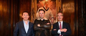 Nigel Farage (r.), Vorsitzender der rechtspopulistischen britischen Partei Reform UK, und sein Schatzmeister Nick Candy (l.), mit Milliardär Elon Musk in Mar-A-Lago, dem Haus des gewählten US-Präsidenten Donald Trump – den das Gemälde im Hintergrund zeigt.