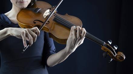 Die sogenannten Geigerflecken treten häufig am Hals auf, weil das Instrument dort mit der Haut in Berührung kommt.
