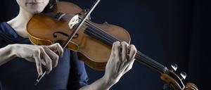 Die sogenannten Geigerflecken treten häufig am Hals auf, weil das Instrument dort mit der Haut in Berührung kommt.