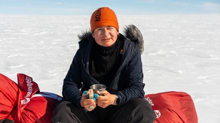 Die Potsdamerin Geertje Marquardt auf dem Inlandeis in Grönland. Über ihre Grönland-Durchquerung auf Skiern hat sie das Buch "Die Eisbrecherin" geschrieben, erschienen im Dumont-Reiseverlag. Am 22. Dezember liest sie in der Stadt- und Landesbibliothek aus dem Buch, am 9. Januar im Thalia-Kino in Babelsberg, am 18. Januar im Treffpunkt Freizeit beim 360° Ost – Foto & Film Festival.