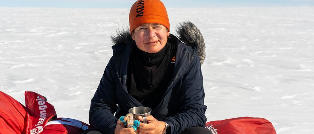 Die Potsdamerin Geertje Marquardt auf dem Inlandeis in Grönland. Über ihre Grönland-Durchquerung auf Skiern hat sie das Buch "Die Eisbrecherin" geschrieben, erschienen im Dumont-Reiseverlag. Am 22. Dezember liest sie in der Stadt- und Landesbibliothek aus dem Buch, am 9. Januar im Thalia-Kino in Babelsberg, am 18. Januar im Treffpunkt Freizeit beim 360° Ost – Foto & Film Festival.