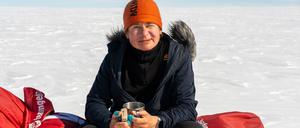 Die Potsdamerin Geertje Marquardt auf dem Inlandeis in Grönland. Über ihre Grönland-Durchquerung auf Skiern hat sie das Buch "Die Eisbrecherin" geschrieben, erschienen im Dumont-Reiseverlag. Am 22. Dezember liest sie in der Stadt- und Landesbibliothek aus dem Buch, am 9. Januar im Thalia-Kino in Babelsberg, am 18. Januar im Treffpunkt Freizeit beim 360° Ost – Foto & Film Festival.