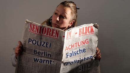 Bekannt aus Film und Fernsehen: Der Verbrecher versteckt sich hinter der Zeitung und beobachtet mehr oder weniger unauffällig sein Opfer. 