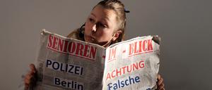 Bekannt aus Film und Fernsehen: Der Verbrecher versteckt sich hinter der Zeitung und beobachtet mehr oder weniger unauffällig sein Opfer. 