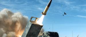 Eine ATACMS-Rakete wird im Juni 2023 an einem unbekannten Standort von einem mobilen Raketenwerfersystem aus abgefeuert.