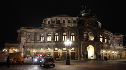 Rettungskräfte sind am Abend vor der Semperoper in Dresden im Einsatz.