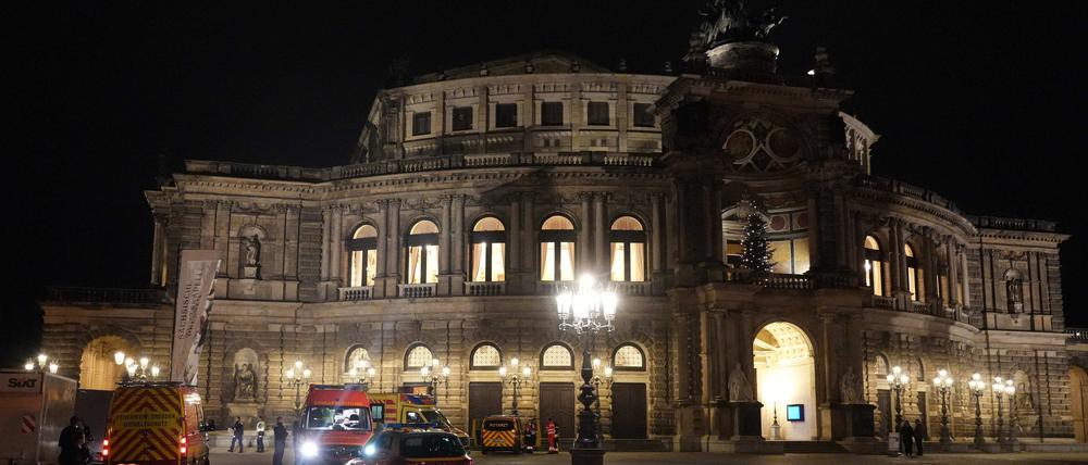Rettungskräfte sind am Abend vor der Semperoper in Dresden im Einsatz.