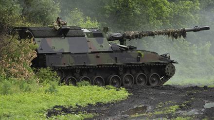  Eine deutsche Panzerhaubitze 2000 der ukrainischen Armee steht an der Frontlinie in der Nähe von Bachmut.