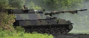  Eine deutsche Panzerhaubitze 2000 der ukrainischen Armee steht an der Frontlinie in der Nähe von Bachmut.