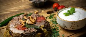 Makloubeh ist ein Gericht mit Reis, Aubergine und Gemüse. 