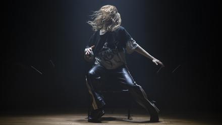 Kat Válastur beamt sich in ihrer Solo-Performance „Dive into You“ in andere Sphären.