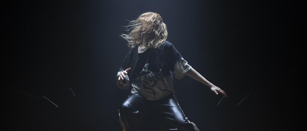 Kat Válastur beamt sich in ihrer Solo-Performance „Dive into You“ in andere Sphären.