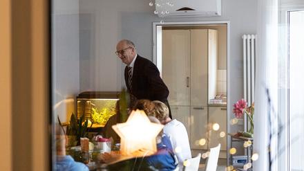 Brandenburgs Ministerpräsident Dietmar Woidke (SPD) unterhält sich mit Patienten und Pflegern im Hospiz Brandenburg.