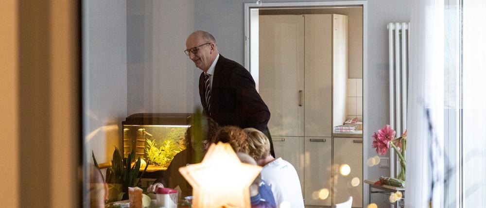 Brandenburgs Ministerpräsident Dietmar Woidke (SPD) unterhält sich mit Patienten und Pflegern im Hospiz Brandenburg.