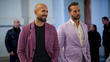 Gegen die Tate-Brüder Andrew (l.) und Tristan ist in Rumänien eine Ausreisesperre verhängt worden, solange dort Verfahren gegen sie laufen. 
