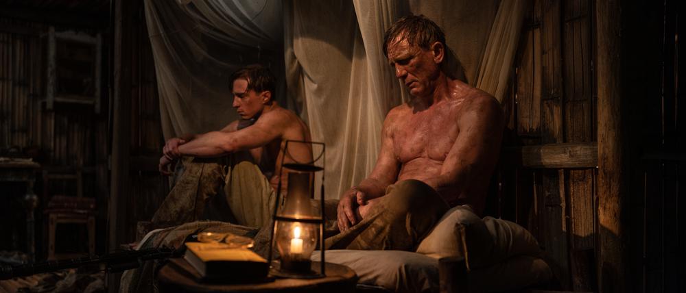 Szenenbild aus dem Film „Queer“ von Luca Guadagnino mit Daniel Craig (rechts) und Drew Starkey.
