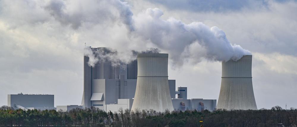 Das Energieunternehmen Leag in der Lausitz will künftig Drohnen zur Überwachung seiner Industrieanlagen einsetzen. (Archivbild)