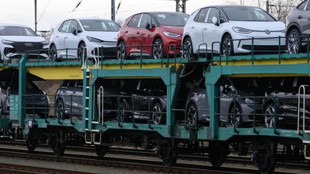 Zwickau: Neufahrzeuge aus dem Werk von Volkswagen Sachsen stehen zur Auslieferung auf einem Güterzug vor dem Werk.