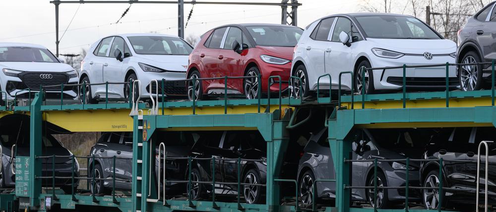 Zwickau: Neufahrzeuge aus dem Werk von Volkswagen Sachsen stehen zur Auslieferung auf einem Güterzug vor dem Werk.