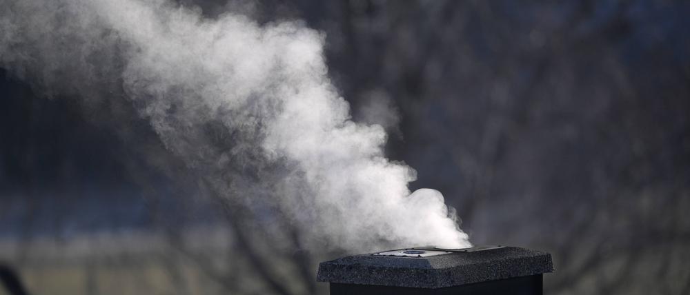 Aus einem Kamin eines Wohnhauses iquillt dichter weisser Rauch von der Holz-Heizung (Symbolfoto).