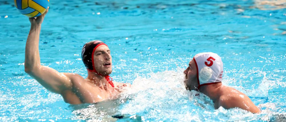 Kapitän Marek Tkac (li., gegen Jan Rotermund von den White Sharks Hannover) ist in dieser Saison bisher Spandaus bester Torschütze (23 Treffer). 