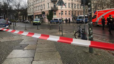 In Mitte läuft ein Polizeieinsatz mit Straßensperrung. 