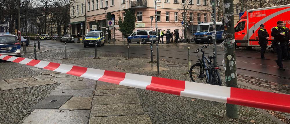 In Mitte läuft ein Polizeieinsatz mit Straßensperrung. 