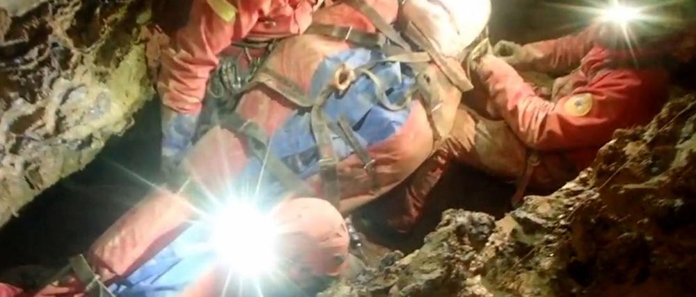 Der Transport der Höhlenforscherin musste besonders schonend erfolgen.