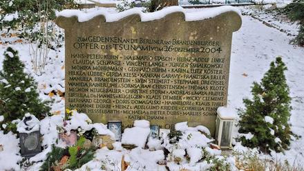 Die Gedenkstele auf dem Friedhof Alt-Tempelhof mit Namen von 43 Opfern aus Berlin und Brandenburg. Insgesamt kamen 47 Menschen aus der Region beim Tsunami am 26.12.2004 ums Leben.