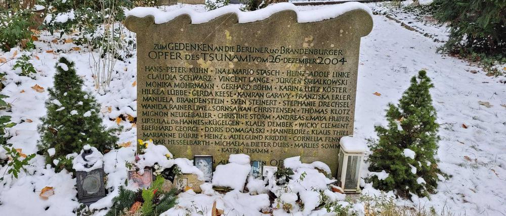 Die Gedenkstele auf dem Friedhof Alt-Tempelhof mit Namen von 43 Opfern aus Berlin und Brandenburg. Insgesamt kamen 47 Menschen aus der Region beim Tsunami am 26.12.2004 ums Leben.