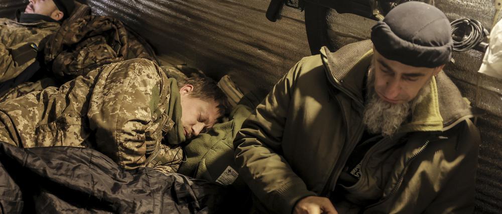 Ukrainische Soldaten nahe der Front in Tschassiw Jar. Viele sind erschöpft - doch es kommen zu wenig neue Kämpfer nach.