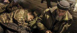 Ukrainische Soldaten nahe der Front in Tschassiw Jar. Viele sind erschöpft - doch es kommen zu wenig neue Kämpfer nach.