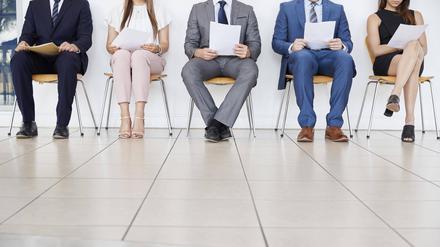 Fünf Kandidaten warten auf ihr Bewerbungsgespräch.