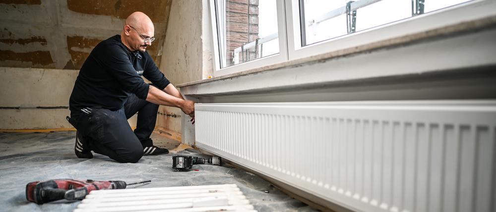 Ein Heizungsmonteur: Würde er bei Gutmaier arbeiten, könnte er zwischen Vier- und 5-Tage-Woche wählen.