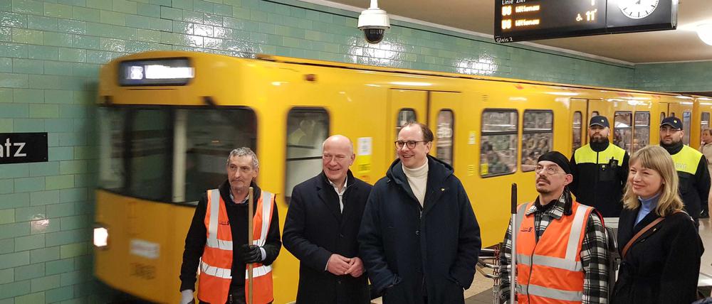 Der Regierende Bürgermeister Kai Wegner besucht gemeinsam mit den BVG-Vorständen Henrik Falk und Jenny Zeller-Grothe die Reinigungs- und Sicherheitsstreifen der BVG am U-Bahnhof Alexanderplatz.