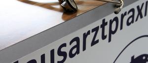  Ein Stethoskop liegt in der Praxis eines Hausarztes auf einem Tisch. 