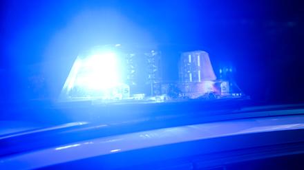 Ein Blaulicht leuchtet auf einem Einsatzfahrzeuge der Polizei. (Symbolbild)