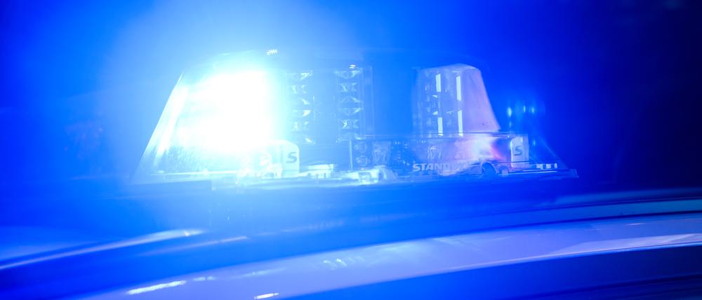 Ein Blaulicht leuchtet auf einem Einsatzfahrzeuge der Polizei. (Symbolbild)