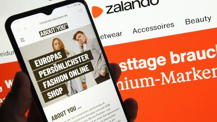 Der Berliner Online-Versandhändler Zalando hat den Hamburger Wettbewerber About You übernommen, der bislang zur Otto-Gruppe gehörte.
