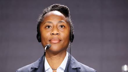 Naomi Beckwith, Chefkuratorin des New Yorker Guggenheim Museums, stellt sich als künftige künstlerische Leiterin der Documenta 16 den Fragen der Journalisten.  