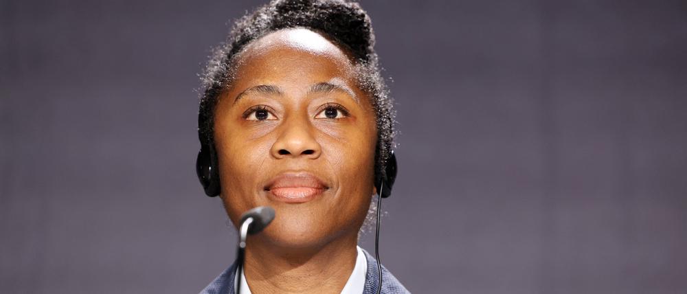 Naomi Beckwith, Chefkuratorin des New Yorker Guggenheim Museums, stellt sich als künftige künstlerische Leiterin der Documenta 16 den Fragen der Journalisten.  
