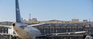 Damaskus: Ein Flugzeug der Syrian Air parkt am Terminal, als der Flughafen wieder für interne Flüge geöffnet wird.