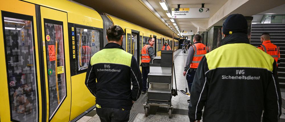 Seit dem Frühjahr sind Reinigungs- und Sicherheitskräfte rund um die Uhr gemeinsam auf der U8 unterwegs - nun wird das Projekt auf weitere Linien ausgeweitet. (Archivbild)