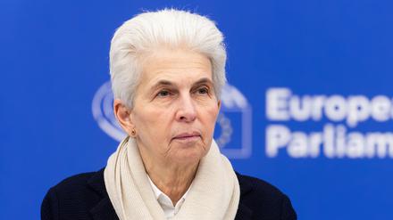 Marie-Agnes Strack-Zimmermann (FDP) steht im Gebäude des Europäischen Parlaments und spricht.