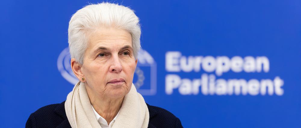 Marie-Agnes Strack-Zimmermann (FDP) steht im Gebäude des Europäischen Parlaments und spricht.