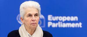 Marie-Agnes Strack-Zimmermann (FDP) steht im Gebäude des Europäischen Parlaments und spricht.
