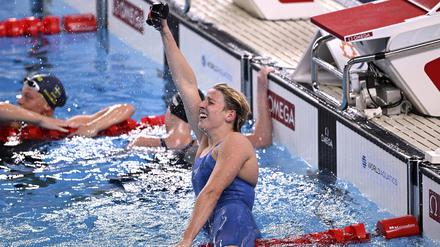 Angelina Köhler feiert ihren WM-Titel über 100 Meter Schmetterling.